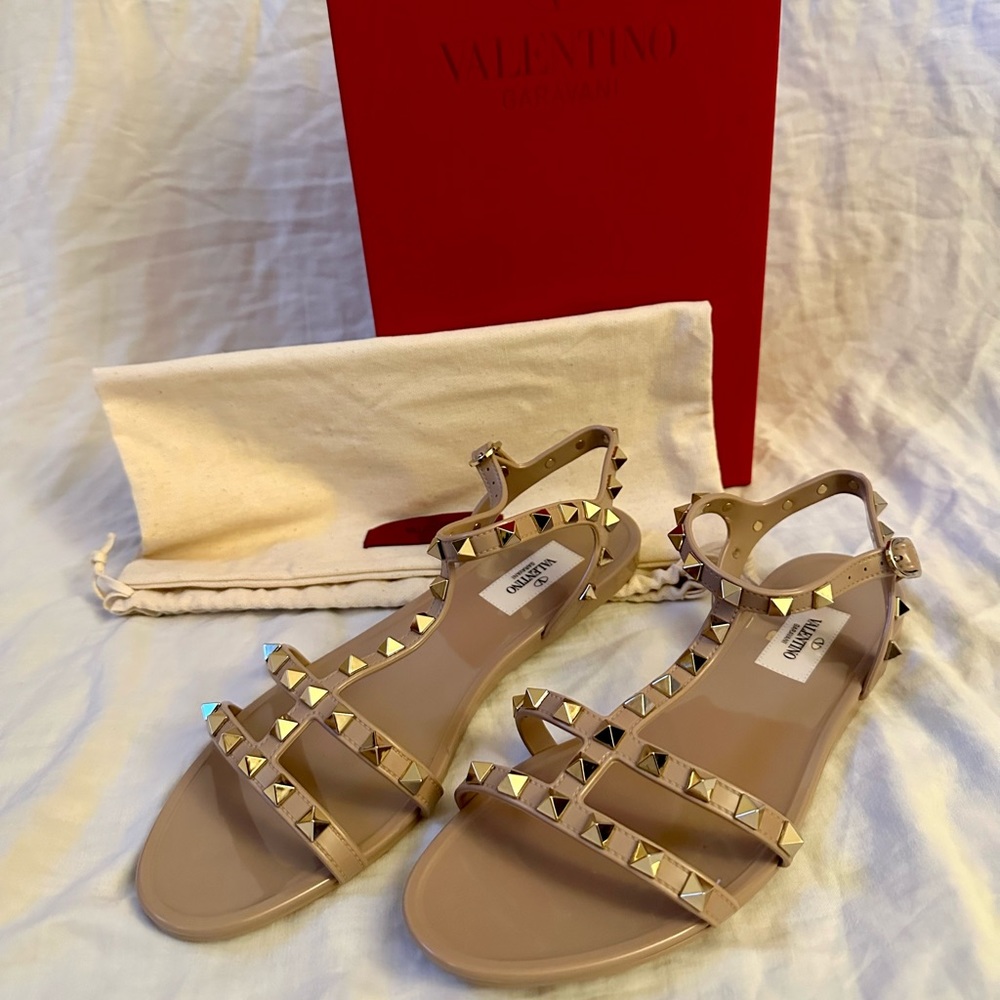 Valentino Garavani
NWT Rockstud Jelly Flat Gladiator Sandals Cream/Nude